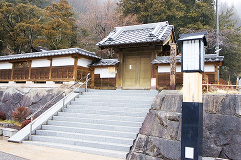 The gate and stone steps at Yamamura Daikan's Residence